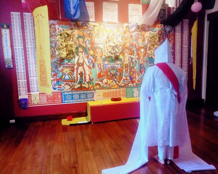 Minseok Chi durante su performance en frente de su obra pictórica “Samse (tres períodos) Estatua de Buda”. | Monserrat Rocío Toral Sosa